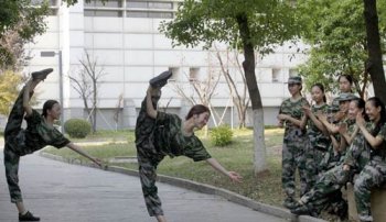 女生軍訓(xùn)時(shí)褲子開(kāi)檔,定做服裝質(zhì)量為何這么水？